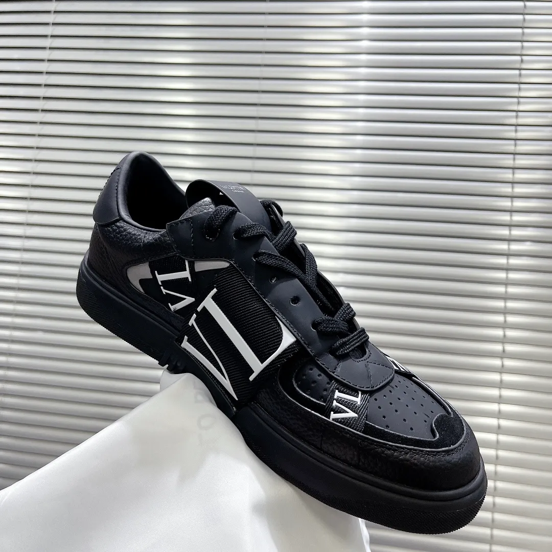 👟👟Ex-factory price 600👟👟 Valentino ONE STUD calfskin lace-up sneakers. Soft suede low-top sneakers, classic and versatile, couple's sneakers, special goods, worth buying! A pair of simple shoes with unique details will save you from the difficulty of dressing. OneStud sneakers, with quilted plaid and oversized rivets, create an eye-catching punk style and get rid of the heavy feeling of this season's clothing. Upraise calfskin derby shoes, with exquisite leather construction and simple silhouette, and smooth lines set the tone of coolness, are a versatile item in the wardrobe. There are more Valentino boutique shoes waiting for you to unlock! It’s time to get the shoes you’ve been coveting for a long time! Officially on sale 7,+++ - Seven straps, decorated with metallic rubber effect. Decoration on the back and tongue. Size 35-44.